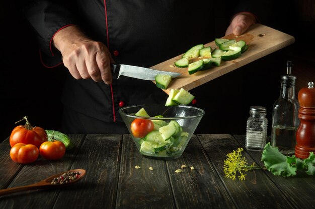 Šéfkuchár pripravuje jedlo